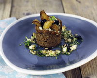 Roquefort AOP Papillon noir fumé en croûte de seigle poire et olives noires confites au sucre orge comme une sauce vierge