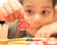 Fromage, viande, saucisson : à partir de quel âge les enfants peuvent-ils vraiment en manger sans risque ?