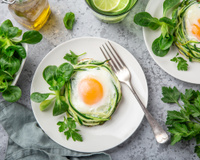 Que faire avec une grosse courgette du jardin ? Cette recette avec des œufs au plat régale à tous les coups