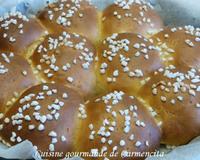 Une Brioche comme le titre l'indique, ultra moelleuse et légère et qui se conserve très bien, rien que du bonheur.