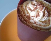 Mousse mascarpone en coque chocolatée sur moelleux au chocolat et cerises au sirop