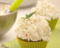 Des cup-cakes salés pour l'entrée, associant un moelleux aux courgettes et une rosace de chèvre frais.