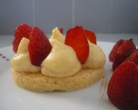 Sablé breton, crème pâtissière vanillée et ses fraises