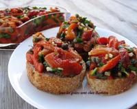 Facile à faire, parfaite en entrée, avec d'autres antipasti, et s'apporte aisément en pique-nique, les poivrons dans un plat et les tranches de baguette dans un autre.