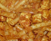 De la dinde légèrement épicée, une sauce crémeuse et des pâtes pour un plat complet et savoureux.