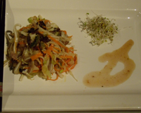Une salade à la façon taï de julienne d'oreille de cochon, carottes chou blanc oignons blancs