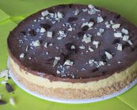 Cette recette au chocolat blanc et noir vous plaira sans aucun doute. Le côté beurré des biscuits ajoutés une touche croustillante.
