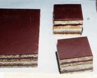 Biscuit amandes et Dacquoise - superposés avec ganache et crème de marrons.