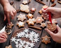 Cuisson, temps de repos, température des ingrédients : une pâtissière partage ses secrets pour des biscuits de Noël réussis !