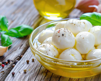 Pour vos salades ou tartines, elles seront encore meilleures : la recette des billes de mozzarella marinées