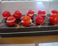 Il s'agit de tomates cerises farcies avec des miettes de crabe à la mayonnaise.