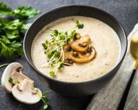 “Onctueux sans aucune crème” : François-Régis Gaudry partage sa recette du potage aux champignons seulement 4 ingrédients