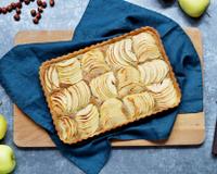Une tarte aux pommes au design moderne avec une base de crème aux noisettes. Pas mal pour épater la galerie, non ? 