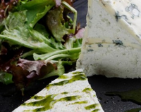 La recette au fromage AOP fourme d'Ambert : Terrine à la fourme d'Ambert est une recette inventive de Laurent Gambart, chef du restaurant l'Aubergade à Durtol (Puy-de-Dôme).