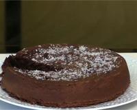 Un gâteau ultra-fondant, sans gluten, sans lactose et sans beurre. Une version bien plus saine du gâteau au chocolat classique...