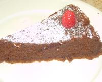 Un gâteau qui est entre la mousse au chocolat et le fondant. Une texture moelleuse mousseuse et fondante en bouche. Un dessert à se damner !
