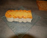 Gâteau de thon à manger froid accompagné d'un coulis de tomates.