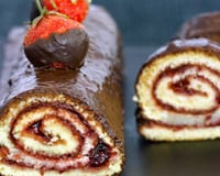 Roulé au chocolat et aux fraises