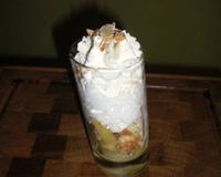 Dessert à base de pommes flambées au calvados, saupoudrées de crumble, de glace et de caramel au beurre salé, recouvert d'une crème…