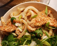 Les udons se marient parfaitement avec les verdures fraîches et le poulet parfumé.