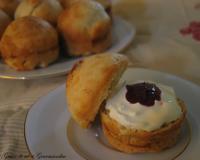 Délicieux petits gâteaux anglais, à déguster au petit déjeuner ou au goûter, garnis de crème épaisse et de confiture... ou de beurre et marmelade.