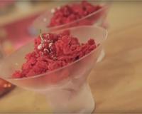 Un granité au rosé et aux framboises, sans sorbetière, pour séduire vos invités à l'heure du dessert !