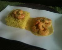 Des crevettes nappées de leur crème au curry ail accompagné de riz légèrement safrané.
