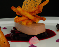 Foie gras poêlé aux chips de betteraves