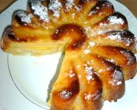 Aplucher les pommes et les couper en tranches grossièrement. et faire un appareil.