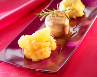 Tournedos de filet mignon, écrasé de pommes de terre et compotée de pommes aux oignons et cannelle