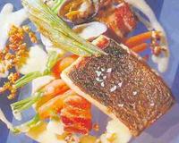 Plat à base de dos de bars, garni de coquillages, et d'une sauce courte au noilly prat