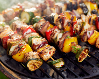 Brochettes de poulet au barbecue : ajoutez cet ingrédient dans la marinade pour que la viande reste ultra-tendre
