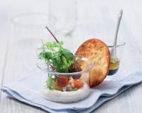 Une salade de légumes en verrine accompagnée d'une tuile croustillante !