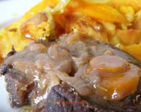 Joue de bœuf cuisiné au vin, cocotte de légumes et fruits d'hiver