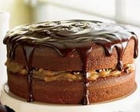 Gâteau étagé aux brisures de chocolat et au caramel, glaçage fondant au chocolat