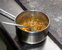 Avec l’astuce de ce chef, vous ne brûlerez plus jamais votre caramel dans la casserole !