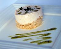 Le cheesecake tout le monde connait. Le voici dans une version salée originale alliant crabe et jus d'épinards, ail et menthe. Garanti 100% fraicheur !Une recette proposée…