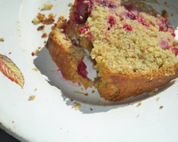 Cake aux groseilles, framboises et noisette