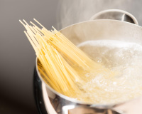 L'erreur que l'on fait tous avec l'eau des pâtes et qui gâche la sauce