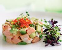 Ce tartare de saumon fait une entrée colorée et élégante à votre table.