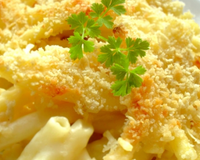 Des macaronis cuits avec un peu de lait, une béchamel au fromage, le tout gratiné au four et surmonté d'une couche croustillante de chapelure et fromage râpé... Un régal…