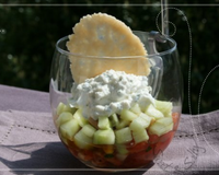 Verrine de tomates, concombre et pignons de pin à la mousse de ricotta