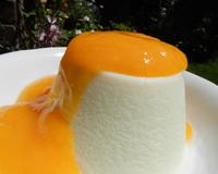 Un dessert facile, à aromatiser avec divers coulis de fruits selon la saison