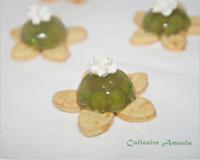 Un aspic printanier, sur une base biscuitée au fromage St Môret sous forme de rose pour représenter le printemps...