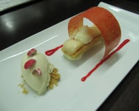 Tube de praline rose, croustillant rhubarbe et chocolat blanc, glace chocolat blanc de Frédéric Doucet