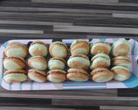 Macarons bicolore avec ganache chocolat et caramel.