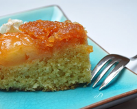 Un gâteau moelleux aux amandes garni d'une couche de pommes caramélisées...un délice !