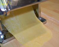 une recette de pâte à pâtes fraîches très facile.Avec cette recette, vous pouvez confectionner des feuilles de lasagnes, des tagliatelles etc...