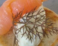 Un petit blinis tout moelleux, une chantilly au wasabi qui apporte douceur et piquant.