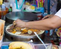 Crêpes vendues à la sauvette à Paris : la pâte stockée dans des bouches d'égouts ou des trappes électriques, un vrai risque sanitaire !